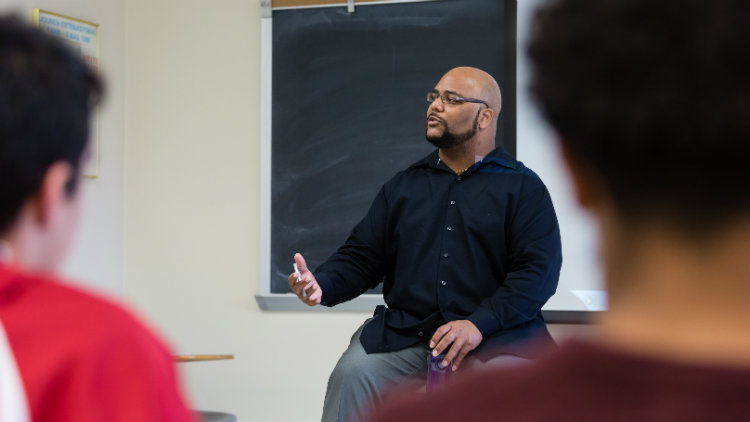  McKinley Melton teaching his first-year seminar 